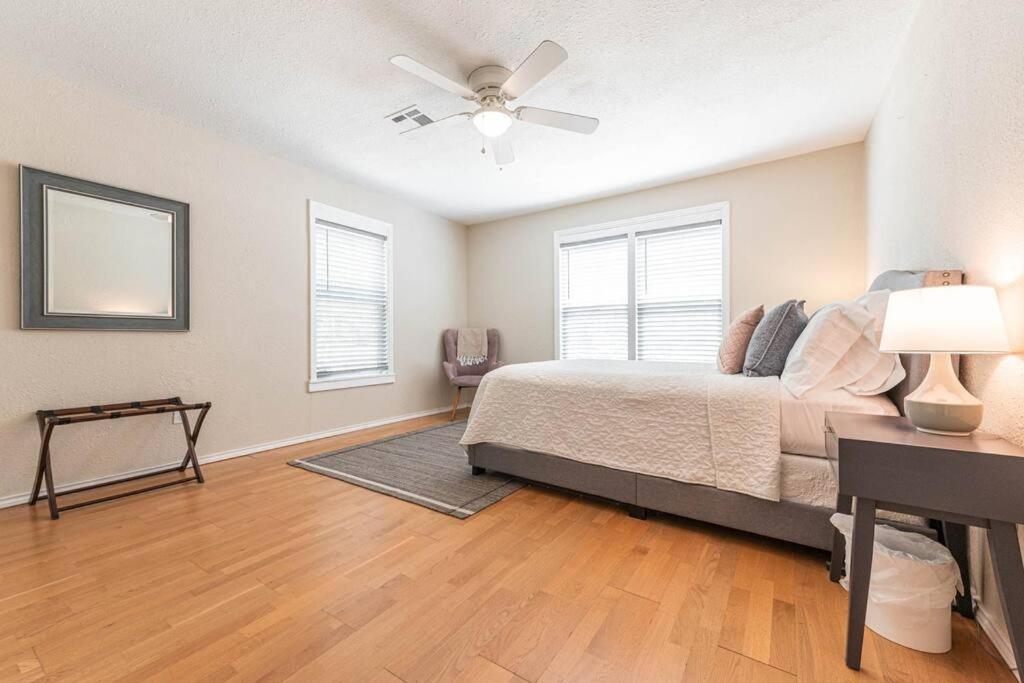 Escape To A Restored 1920S East Waco Bungalow Екстер'єр фото