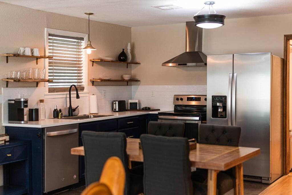Escape To A Restored 1920S East Waco Bungalow Екстер'єр фото