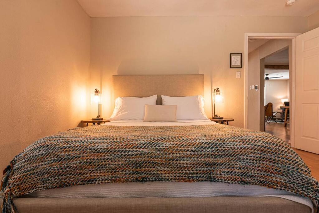 Escape To A Restored 1920S East Waco Bungalow Екстер'єр фото