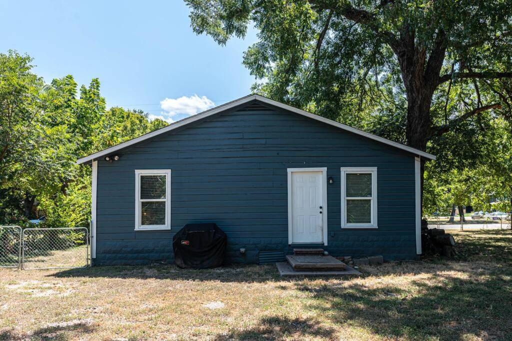 Escape To A Restored 1920S East Waco Bungalow Екстер'єр фото